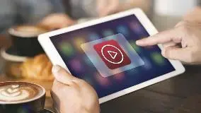 Videos Plano a detalle de una tableta electrónica con un logotipo de play en la pantalla